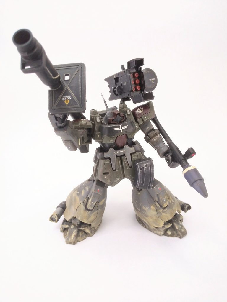 元のバックパックにシーマゲルググのバックパックも重ねてくっ付けたので、マウントラッチ(ジョイント穴)多数で色んな武装に出来ます。ケンプファーのバズーカ背負ったり、タンク挿したり、左肩のミサイルポッドも別にこの機体固定というつもりではなく他にも使い回しします。腰のギラ・ズールの武器ラックはスカート裏にネオジムつけて固定。リテイクしたお陰で自分の看板機体として納得の仕上がり。ジオラマでも使っていくと思います。…野盗化した元ティターンズ兵としてモンシアさんに登場してもらおうかしらw