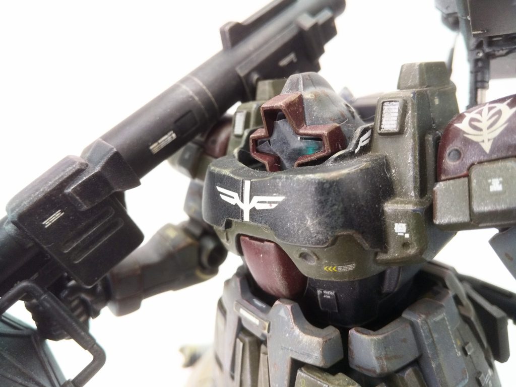 幾度となく新型機に乗り替えるタイミングはあったハズだが、全て若手に譲り自分は旧式のドムに拘り続け、そして生き延び続けている。普段の彼は控えめで静かな男だそうだが、日々この機体を触っている整備長が言う。「何機落としただの、もっとパワーが欲しいだのもっとデケぇ銃を撃ちてぇだの、若ぇモンはそんな事ばっか騒ぐけどな、大事なのはそんなんじゃねぇ。ずっと生き残ってるヤツが一番強ぇんだよ。毎回ちゃんと生きて帰ってくる、それを10年以上だ、運だけじゃそんな事ぁ出来ねぇ。うちの中尉殿は本モンよ」