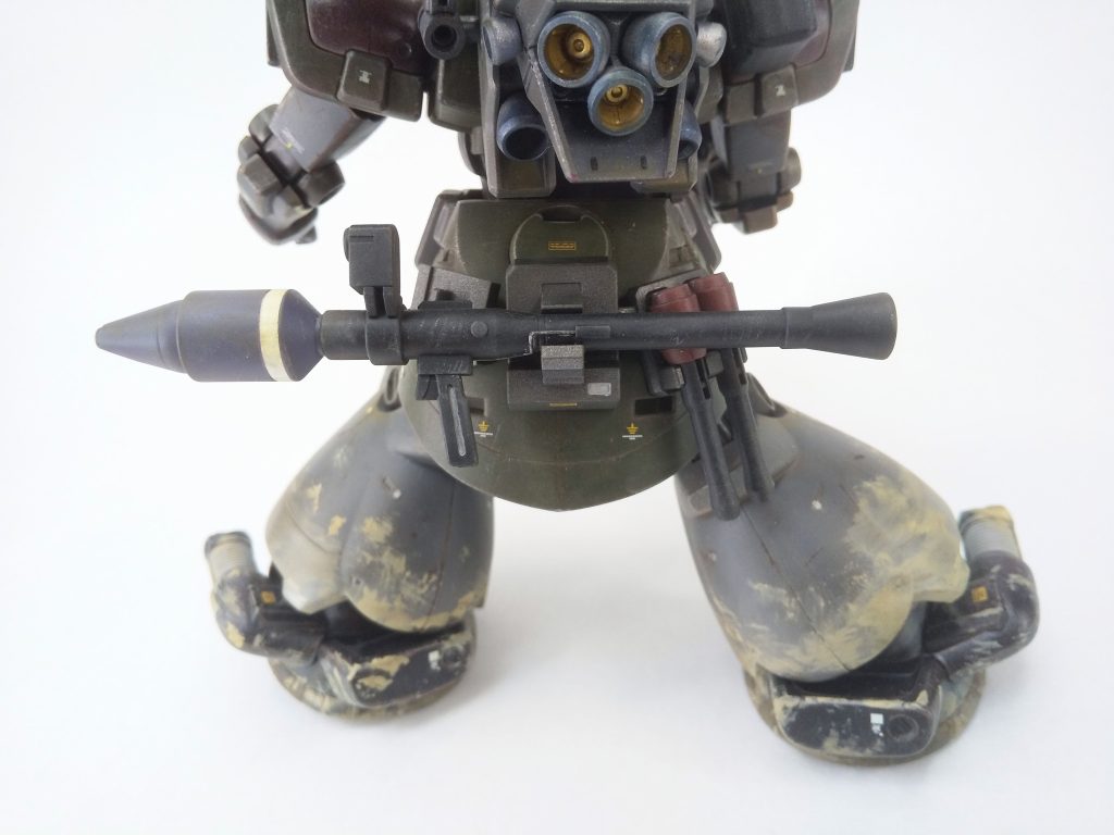 ギラ・ズールから拝借した腰部武器マウント。バズーカにシュツルムファウスト、投擲榴弾と “一発必中” を求められる扱いの難しい武器ばかり装備している辺り、ベテランの伎倆が伺えるが、これについて整備長は「別に中尉が爆弾好きってワケじゃねぇんだぜ。下手クソのヒヨッコどもにこんなん持たせたら1発も当てれずに無駄撃ちしてくんのが目に見えてるだろーが。マトモに使える人間に回してるだけよ、ガハハハ」