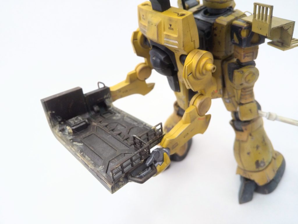 背面にも腕を備え、前面と別の作業を同時進行でき、例のシールド橇を持てば広い作業足場としても使える。