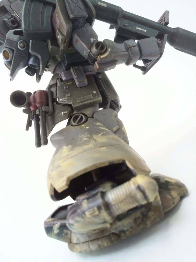 「中尉のウデやトシ考えたらな、もっと上の階級でも全然おかしく無ぇんだがな。欲が無ぇっていうのか、なんでも最初に就いた上官が少佐でMIAしたらしくてな、それを超えたくねぇだとか泣かせるじゃねぇか。宇宙~ソラ~に帰ればもっと活躍出来る場所もあるだろうに。いやな、時々な、手が足りねぇって呼ばれてソラに上がったりもしてたんだが、なんでかしっかり此処に帰って来やがる。こんな寂れた基地にずっと居座っててよぉ、なんかこの土地に想い入れでも有んのかねぇ」