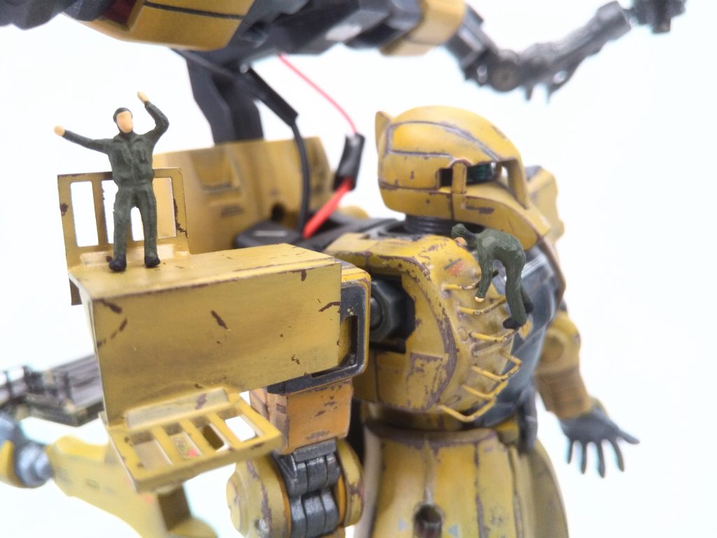 メカニックが立てるよう右肩には足場が設置され、コクピット横に昇降ハシゴが打たれている。本国の管理者に知れたら間違いなく「安全性に問題が！」「コンプライアンス！」「転落事故が起きたらどうする！」と騒ぎたてられるだろうが、そんな事はどこ吹く風である。「あぁん？この方が便利だろうがぁ♪ 落ちるようなマヌケはウチには要らねぇわ、カカカ！」