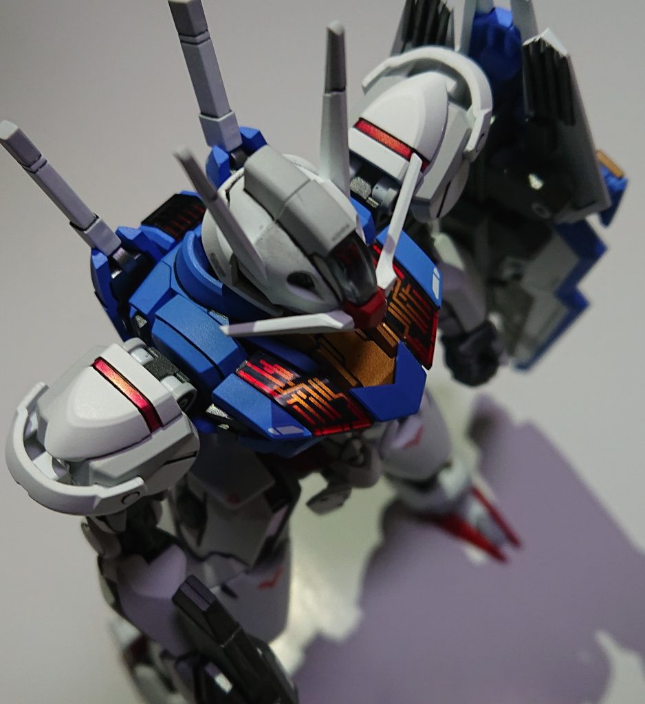 肩アーマーの発光をイメージしたグラデーション