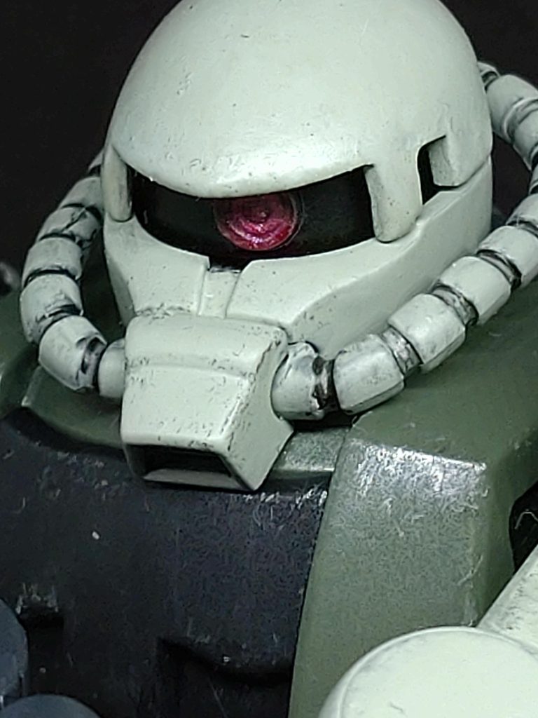 特に今回の目玉はモノアイで、イラスト等に見られるアップになった時のレンズの内部ディテールを再現しました。作り方は、市販のバーニアパーツに色を塗って、百均のUVレジンを盛っただけなので、とても簡単です。