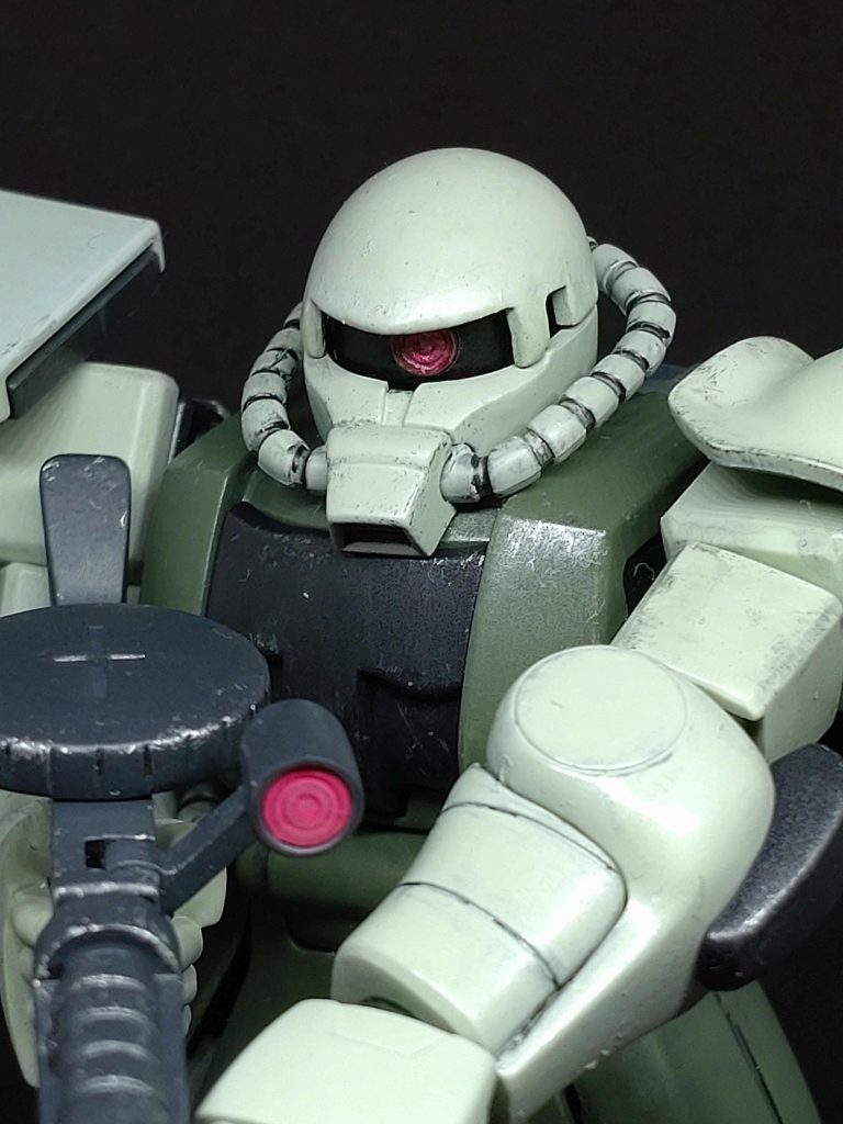 頭部はアニメを意識して、頭頂部を削り込んだり、モノアイスリットの横幅を狭くしたりして、理想の頭部に近付けました。