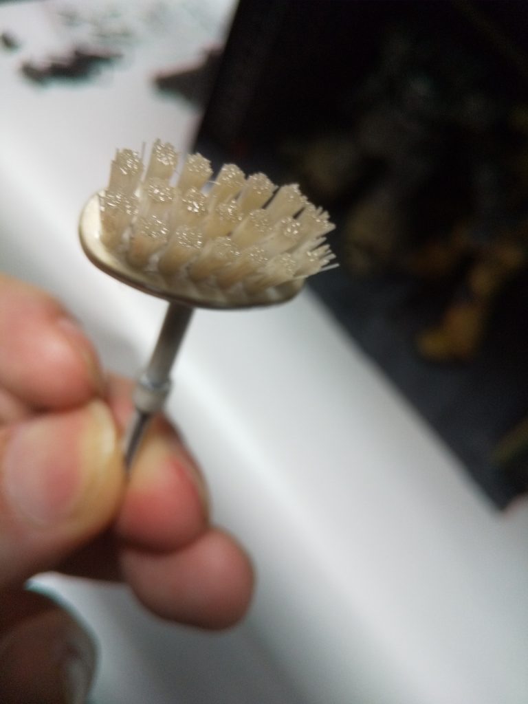 洗車(？)ブラシ。子供用歯ブラシのヘッドをハイパーカットソーで斬って、余りのビームサーベル持ち手と端切れランナーで。一応接続部は0.5mm真鍮線で補強。ウェザリングマスターで泥っぽい色に汚してから、ウェザリングペーストのウェットクリアにドボンして濡れ感をキープ。最後の最後に思い付いて土壇場で追加した小道具ですが、持たせると思った以上にトレードマーク的に映えてて大成功。(。-∀-)本当はもっと毛羽立って外に反り返ったヤレ感にしたかったけど、数日間仕事中に手でジョリジョリグニグニし続けたけど殆ど変わらなかったので投げたw