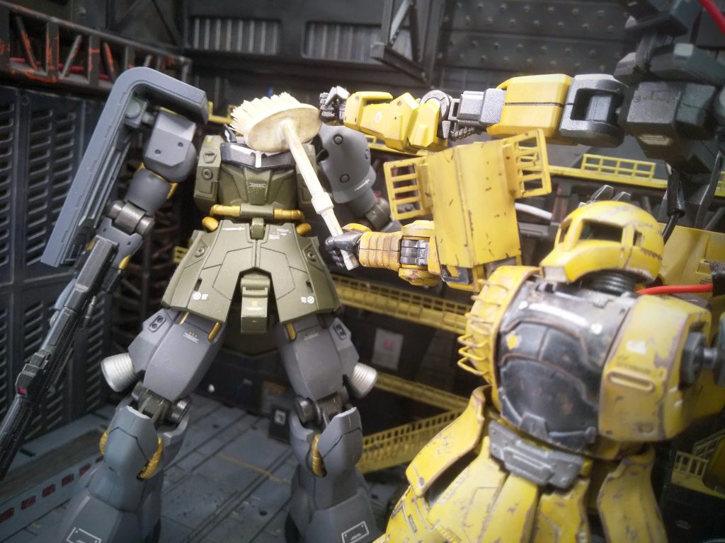 「くぉぉーら！モノアイ周りの汚れは生死に直結するっていつも言ってっだろうがぁぁ！」「お、おやっさん…そのブラシが汚…」「うるせぇ小僧！」