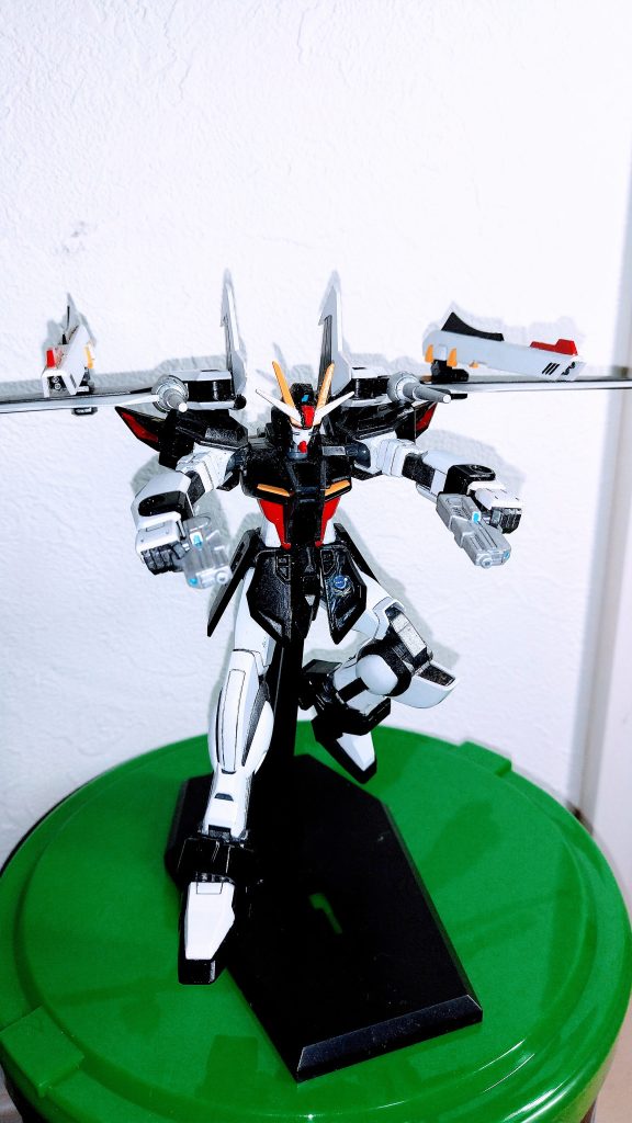 ビームライフルショーティーとレールガン構え。可動域は最近のキットと比べてもそんなに悪くないけど、成型色の色分けはイマイチかな。塗装はかなり必要。