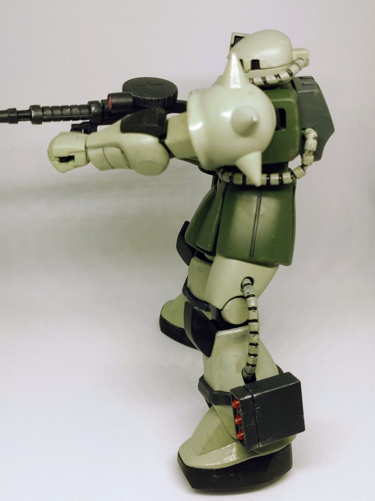 キットは胸から腰まで一体パーツですが、腹部で分割し可動化することで、ザクマシンガンを構えた時の背中を丸めたポーズが取れるようになりました。
