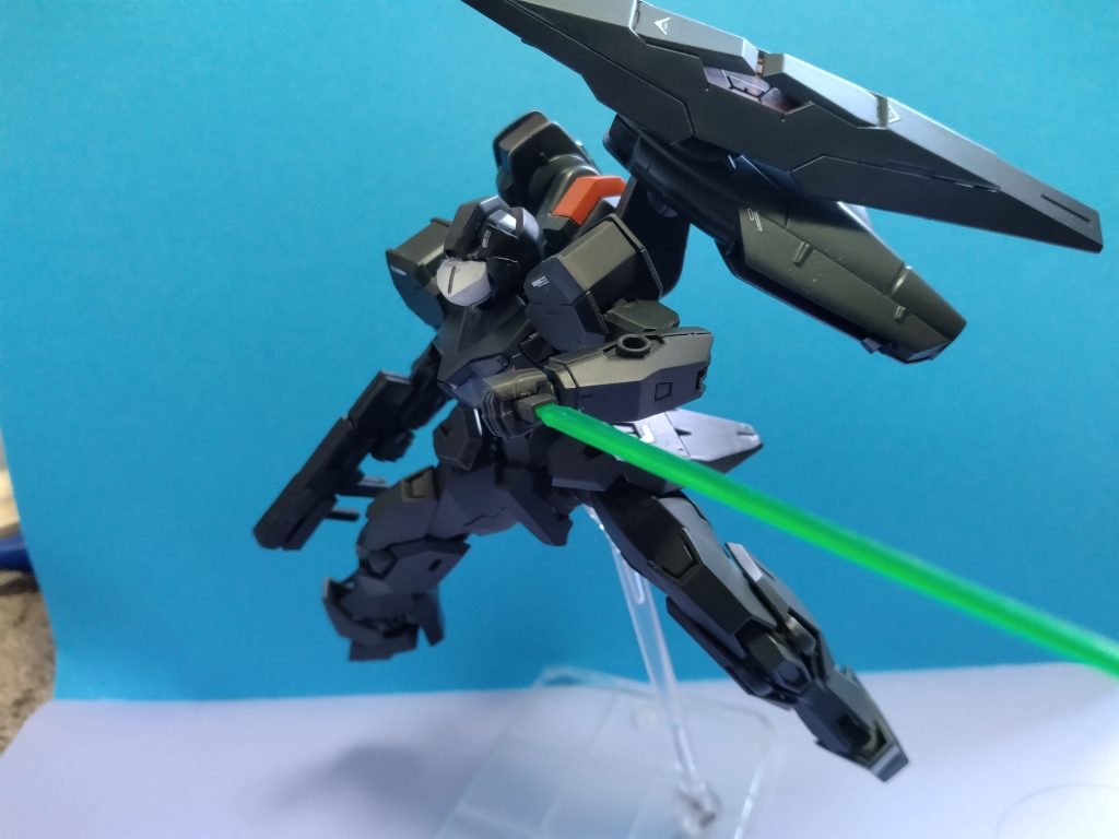 バックパックは量産しやすいメーカー品を使用エアリアルが使っていたものよりは高性能なため大気圏内での使用可能。サーベルも付属