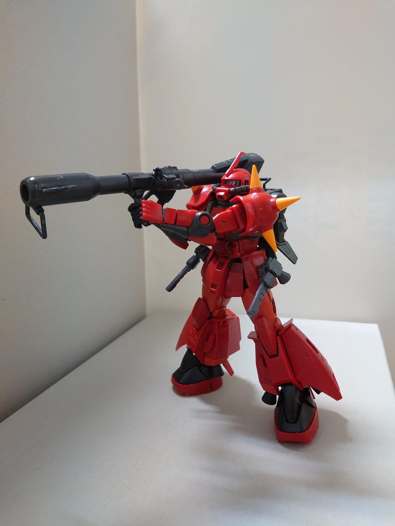 ところが、エゥーゴに身を寄せていた1人の傭兵が、旧ア・バオア・クーに置かれていた本機を奪取。「真紅の稲妻」ジョニー・ライデン少佐に肖り、ライデン少佐の専用機に合わせ赤く塗られることになる。こうして高機動型ザクは、自分をレストアしたティターンズに牙を剥くのであった‼モカ「サイド2のー、21バンチを毒ガス攻撃した莫迦は〜、どーこのどいつだーーー」