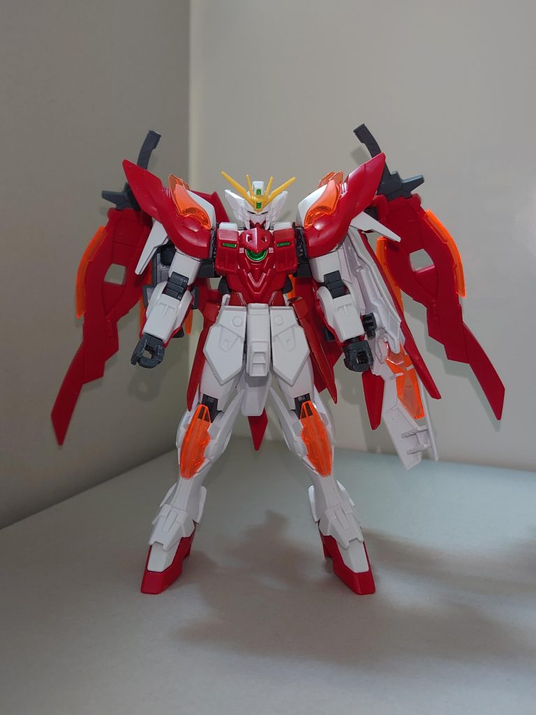 【概要】XXXG-00W1/ウイングガンダムゼロ火天Poppin'partyのドラムス・山吹沙綾が、ウイングゼロ炎に通常のウイングゼロのジャンクパーツを組み込んで作り上げたガンプラ。このジャンクパーツは、同じ花咲川女子学園高等部3年生の弦巻こころが、インパルスアキピテール(※先月18日投稿)を制作した際に出たもので、沙綾がその一部を譲り受けた。頭部、腰部前方がノーマルウイングゼロのものに戻され、胸部マシンキャノンが復活しているほか、胸部の炎クリスタルがなく、その部分が肉抜き穴のままになっている特徴がある。