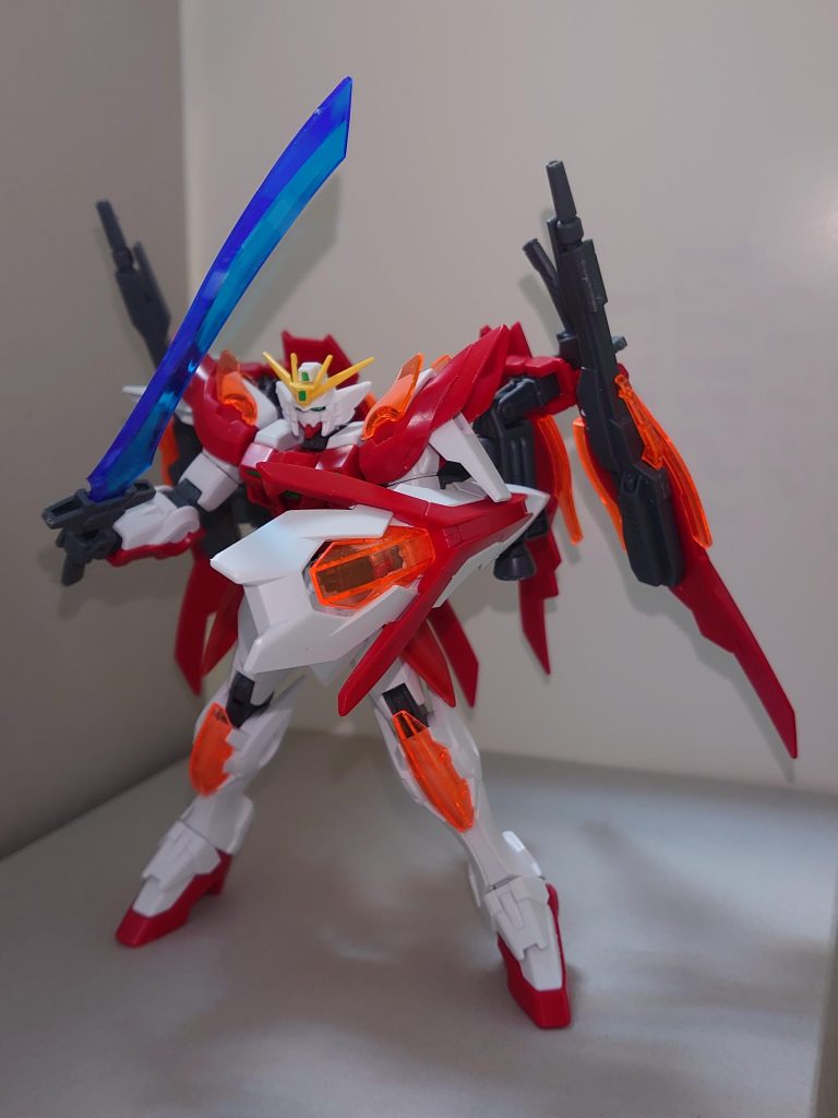 背部ウイングバインダーの編成も入れ替えられ、ウェポンベイを外側2枚に集約。大型ビームソード「カラドボルグゼロ」(画像)、およびツインバスターライフルのラックとして機能する。