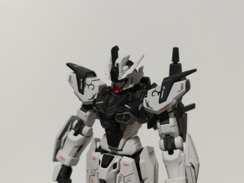 改修箇所　その1肩アーマーをシンプルにし、G-UNITの装備換装システムを使用している事を強調しました。