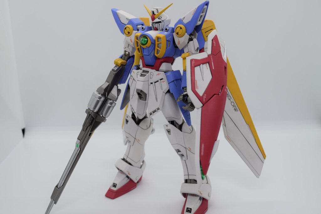 色は彩度を落としてパステルっぽい感じにフレーム色のシルバーによくなじむホワイトには蛍光ピンクを混ぜて明るく見えるようにしています