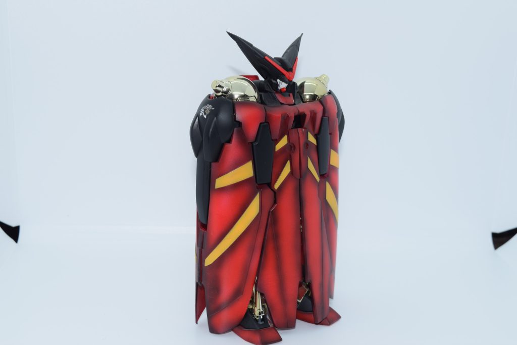 MGマスターガンダムを基に作中でゴールドの部分をハイパーモードキットのメッキパーツマントを1/100キットの物に置き換えていますマスターガンダムは威圧感のあるノーマルモードが好きなんです