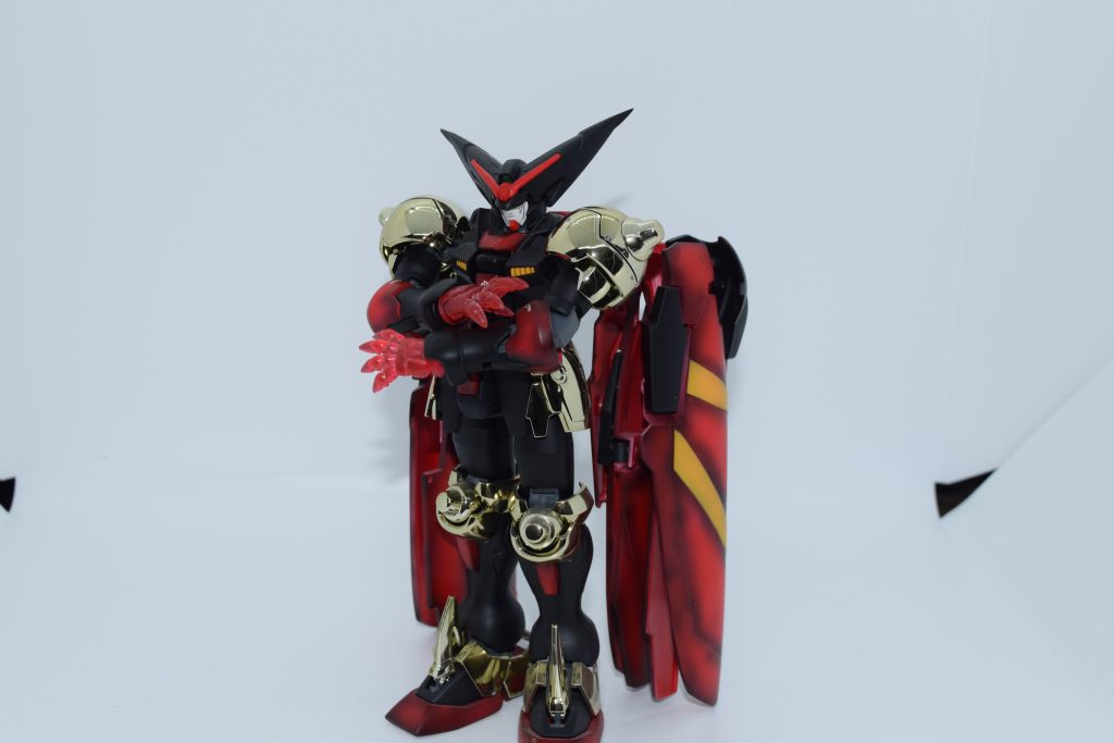 1/100マスターガンダムの売りであるマント展開もこの状態で飾らないので裏面塗装していないという手抜きっぷり本体黒はEXブラックフレームはメカサフのグレー赤はなんちゃってMAX塗りです