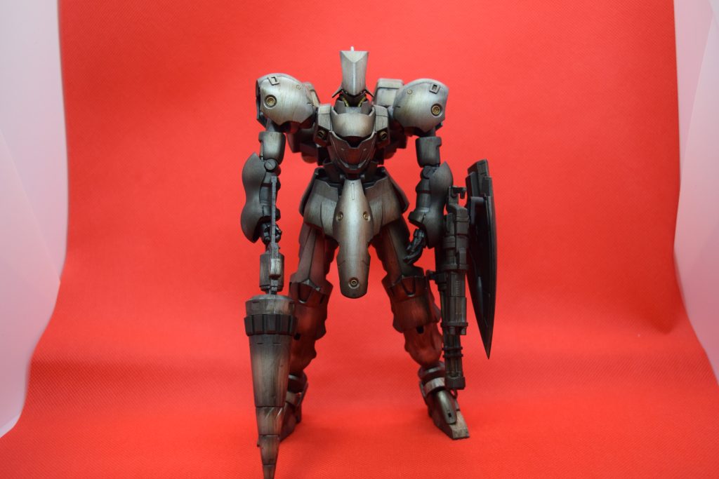 色はガイアのEXシルバーを吹いたのちオイル系の塗料を筆でひたすら縦方向にこすりつけましたエナメルと違ってプラが割れないのでオススメです