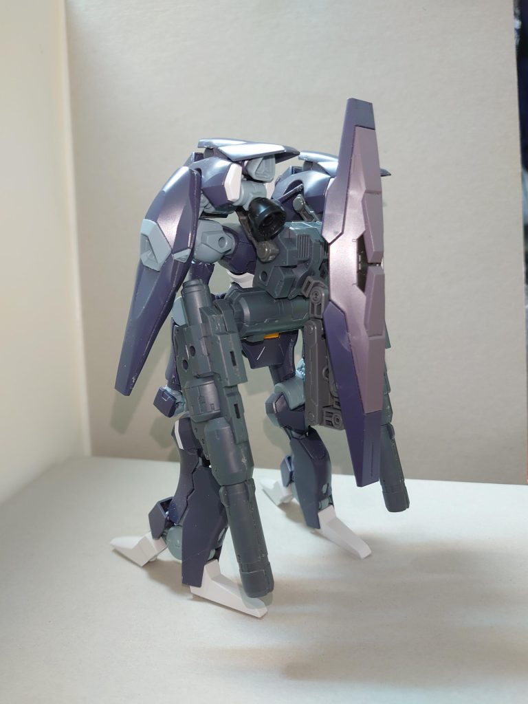 武装はファラクトに比べても強化されており、バルカン×6 (頭部2門、バインダー武装ポッド内4門)収束/拡散切り替え式メガビーム砲×2(バインダー武装ポッド内)ナックルバスター×2ビームサーベル×2ビームクロー×2インコム×4フレキシブルシールド以上で構成されている。したがって、手持ち武器はビームサーベルのみ。射撃兵器はすべて固定式もしくは内蔵式になっているため、一見、取り回しに難があるが、各所にあるセンサーで、一般的なMSを凌ぐ精密射撃が可能。また、地上ではホバリングで移動する。
