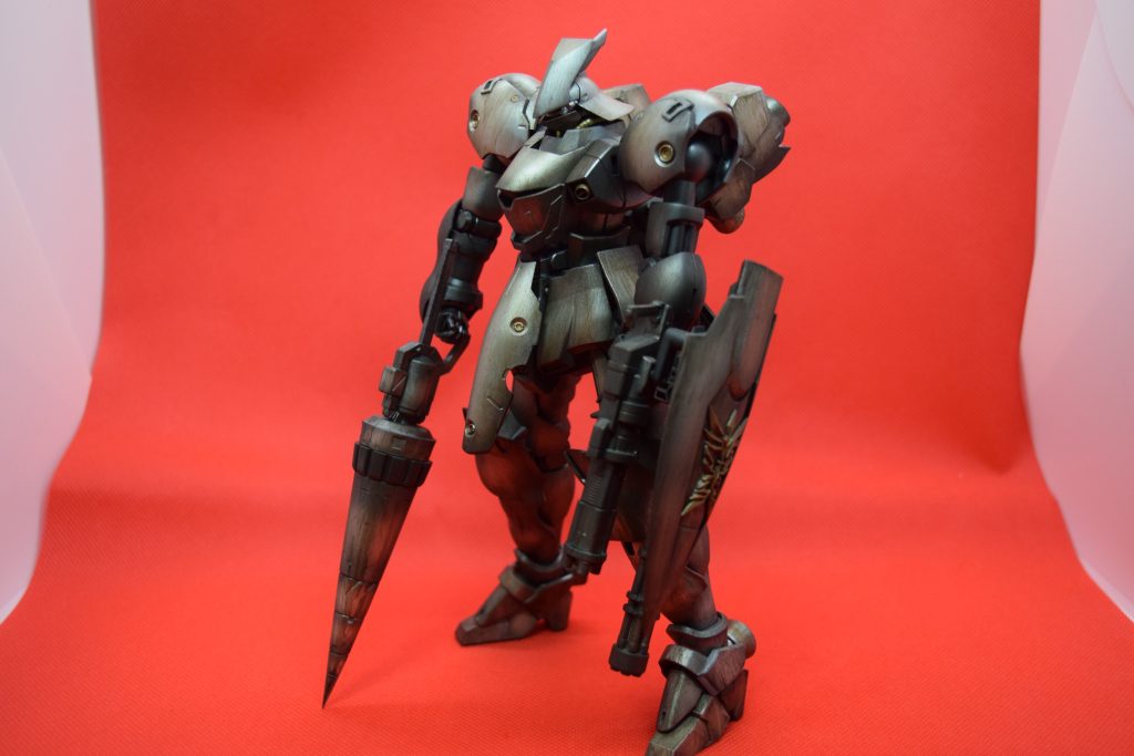 横から見ると割とサザビーっぽいかもドリルランスと盾はコトブキヤ製品だった気が…多分甲冑パーツにサイバスターも混ざってるジャンクパーツだからユルシテ