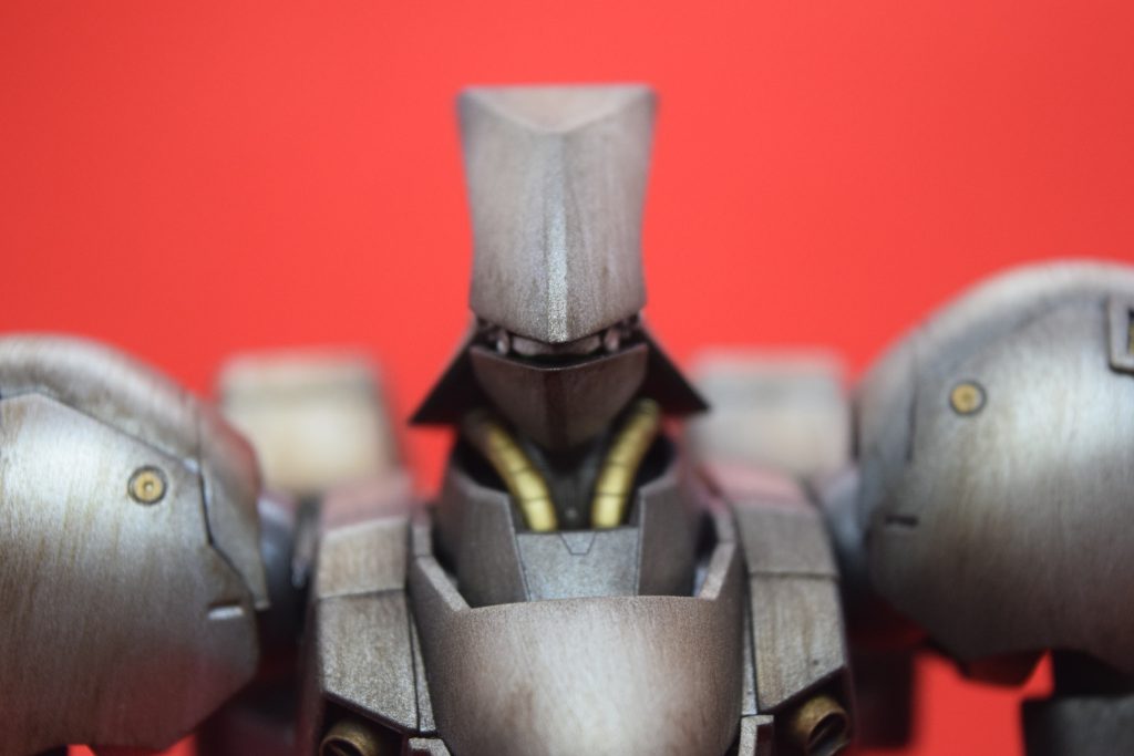 頭はミスサザビーの頭に、ミスサザビーの肩パーツをカットして被せていますHJの作例そのままですが、同キットのパーツの配置を変えるだけでここまで印象変わるのに感動した覚えが目の部分の隙間が気になったので、ガンダムレギルスのアイパーツを挟んでいます