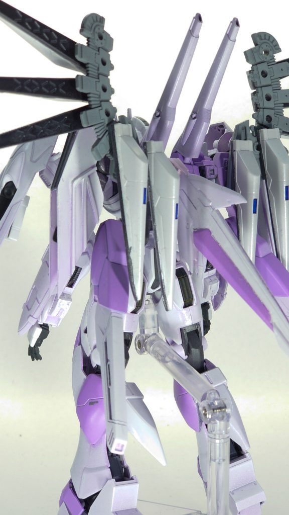 バックパックは、ジャンクパーツにフェイクνユニットのファンネルをバラして設備させて、フリーダムガンダムのバラエーナをエスカッシャンの格納パーツと繋げて撃てるようにしました。