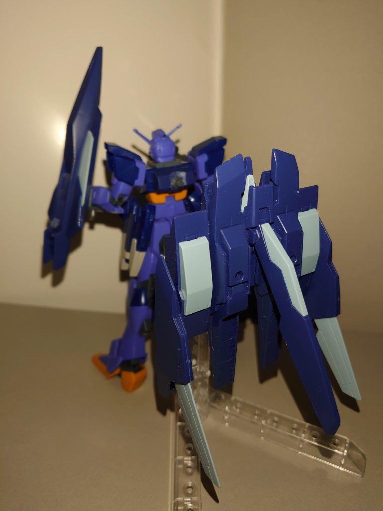 頭部···インパルスアルク同梱のボーナスパーツであるノーマルインパルスのもの。アンテナは接着しました。肩部···同じくインパルスアルク同梱のボーナスパーツであるノーマルインパルスのもの。その他本体···インパルスアルクと同じ。バックウェポンシステム···接続方法を変え、30MMのプラスジョイントをライトニングBWSのパーツG1-2(2穴ジョイント用アダプタ)・G2-7(穴部分)の間に挟むことで、密着させました。裏面には、使わなかったノーマルインパルスの腰部サイドアーマーを付け、サーベルラックにしています。ビームライフル···手甲部分をはずすことなく持たせられるように、一部カットしています。ビームサーベル···インパルスより。