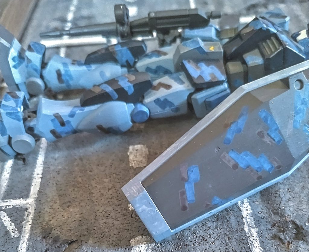 ①アンクルアーマーと膝関節の丸い部分をパテでうめる②膝アーマーのダクト、腰の黄色いパーツ、シールドの連邦マークも埋めてみる③関節の肉抜きも埋めてみる  