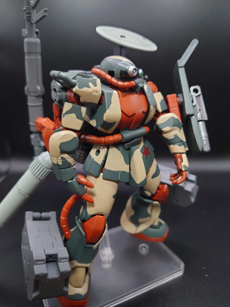 頭部はザクⅡ砲手用を参考にパテをもって自作しました!再現度は気にしてはいけない笑