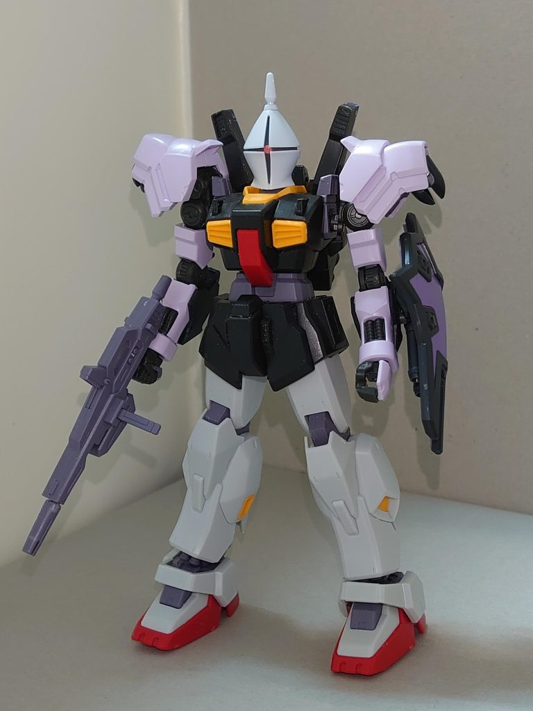 【概要】RMS-115A / ギャンカスタムMorfonicaのベース担当・広町七深が、「ジョイントの勘合が一致する」という条件のもと、5つもの異なるガンプラのパーツをかき集めて制作したガンプラ。機体色統一のための塗装をしなかったこともあり、白い部分が頭部・腕部・脚部でチグハグだが、七深本人はこれが普通だと主張している。