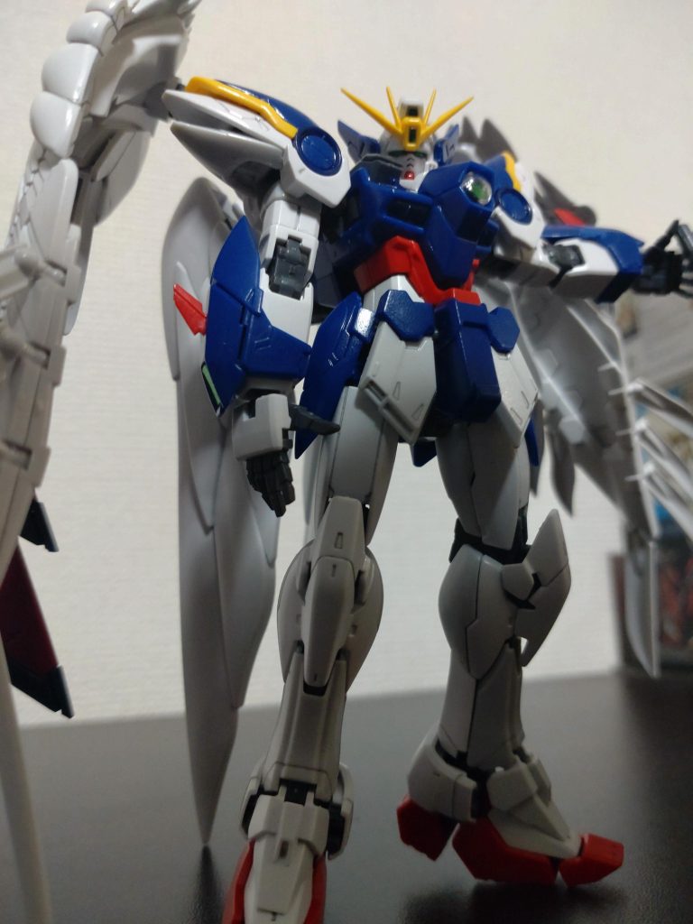 単機だとそこまで気にならなかったのですが二体並べるとゼロカスタムの顔のお粗末なところが目立ってしまってます。エピオンがあまりにもかっこよくてもう一個買いました。そんで最初の写真の通り二刀流かつヒートロッドも左右につけてます。現状のガンプラ不足、高値と相まって良キットだと二つ買う癖が出てしまいなかなかに積みプラが減らないです。バンダイさんよろしくお願いします。とりあえずゼロカスタムのリメイクから何卒。ご覧いただきありがとうございました。