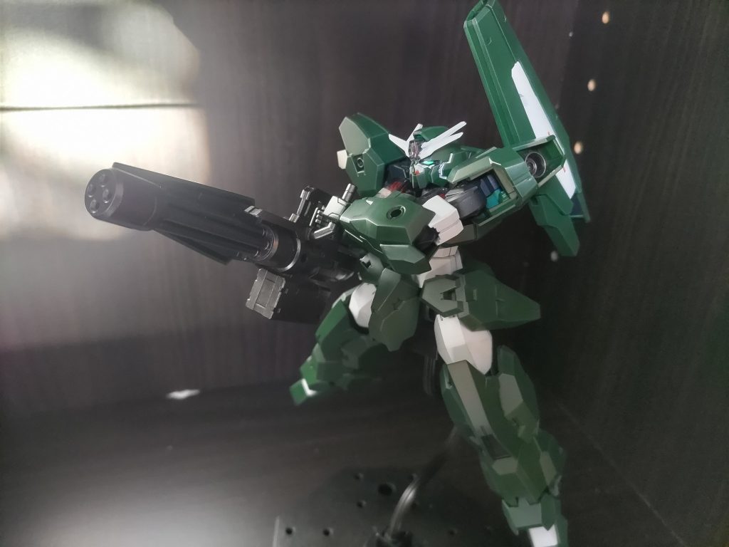 HGのルブリスウルです。作中で一番好きなモビルスーツなのでがんばって作りました。成型色はブルー系なので、劇中をイメージしてグリーン系で塗装。戦争のない世界で生きているスレッタたちの日常をぶち壊しにやってくる機体なので、兵器感が出ればいいなと思ってミリタリー系の色を意識してます。