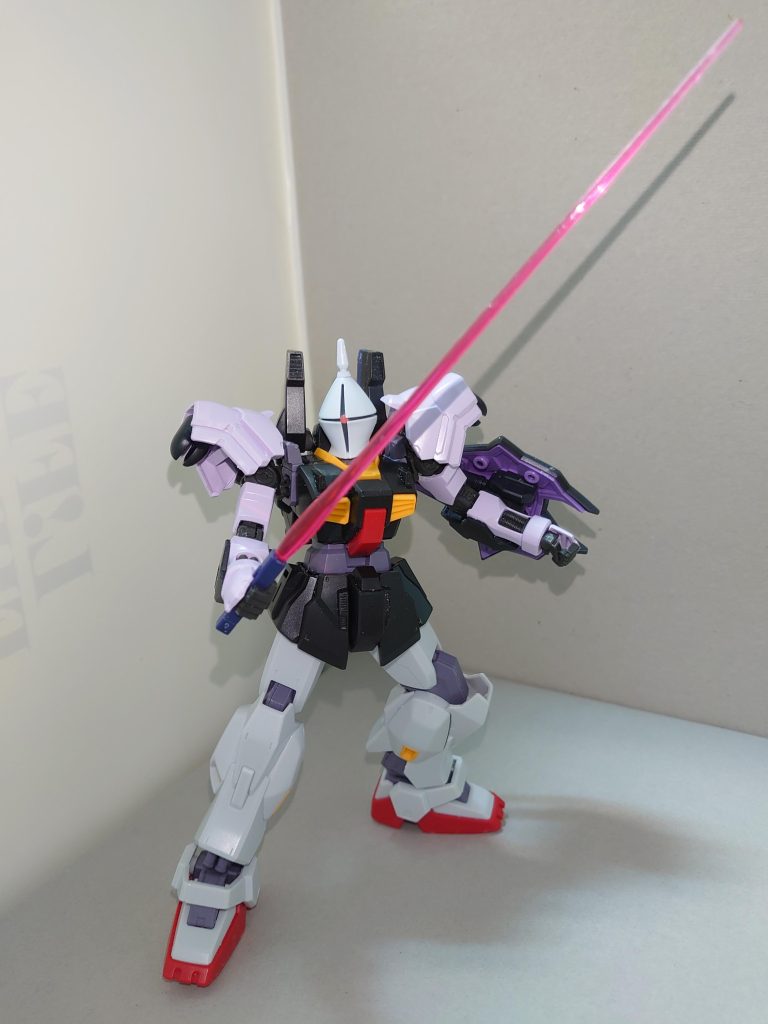 今回は頭部とシールドを除き、イエサブのパーツパラダイスで入手したもので、説明書がないのでホビーサーチを参照しながら組み立てました。頭部→ギャンスロットのボーナスパーツである通常のギャンの頭部両腕→端白星胴体・武器類→ガンダムMk-Ⅱティターンズ仕様両脚→ガンダムMk-Ⅱエゥーゴ仕様シールド→ギャンクリーガーのシールドからハンドルを外し、ボールデンアームアームズの小ジョイント凸部(A1-1)で腕部に直接取り付けられるようにしました。