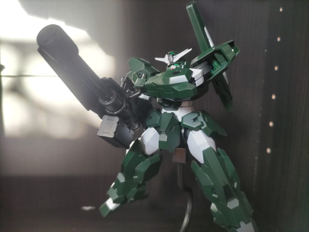 面が多いデザインなので、いつもより意識して面出しをしました。あんまりわからないかもですが、ウェザリングマスターを使ってエッジを強調しています。見直すと処理が甘い部分もあったりしますが、自分的には気に入ってます。