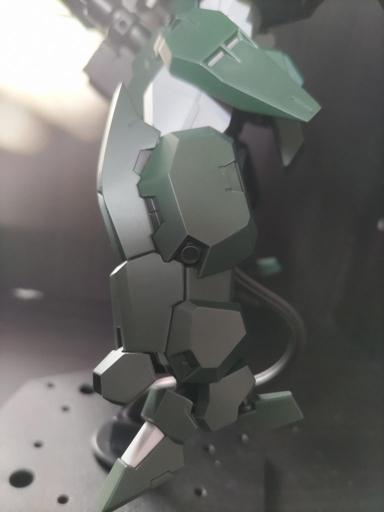 細かいところですが、すねのダクト?のモールドがちょっとしょぼかったので削り落とし、市販のパーツを貼り付けました。姿勢制御用のアポジモーター的なイメージです。そのままだと装甲の部分が干渉するので、少し削って取り付けてます。