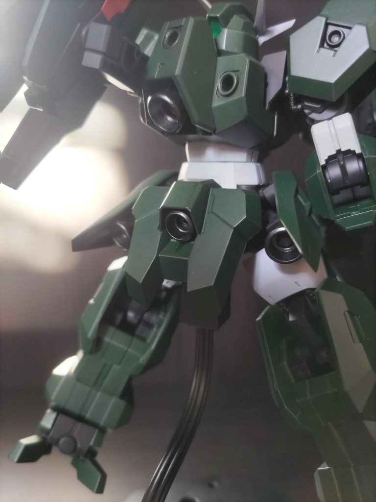 めちゃくちゃ推進力高そうなデザイン。バーニアは金属感を出すためにメタリック系で塗装しました。