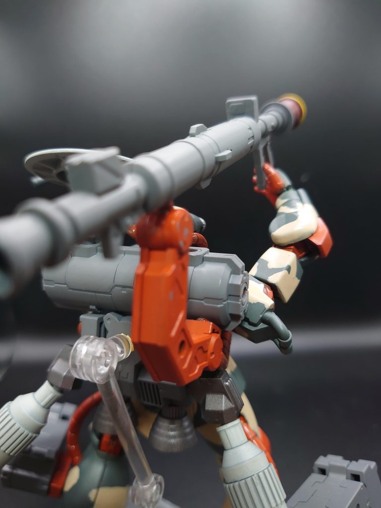 伝わりにくいかもしれませんが、このアーム部分が可動します。ミサイルの発射時のみ、手元までランチャーが下がってくるイメージです。