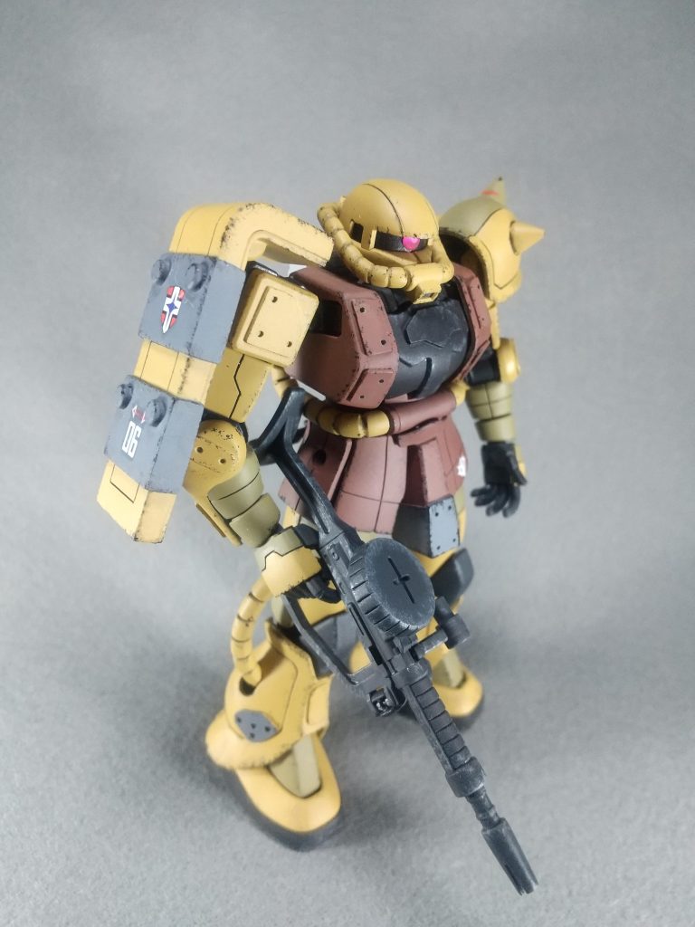 プラ板、スジ彫りでディテール追加。初めてドライブラシとスポンジチッピングで汚しやってみました。