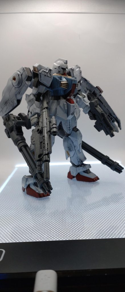 30MMの武器とやめなさいハンドのオマケのミラソウルフライトユニットをマークトゥーに混ぜました。マークトゥーは腕をGバウンサーの物に変えたのと腰にビームサーベルラックを増設した以外はいじくっていません。7号機の盾はおそらくアルマドゥーラ作った折に余ったものだと記憶してます。