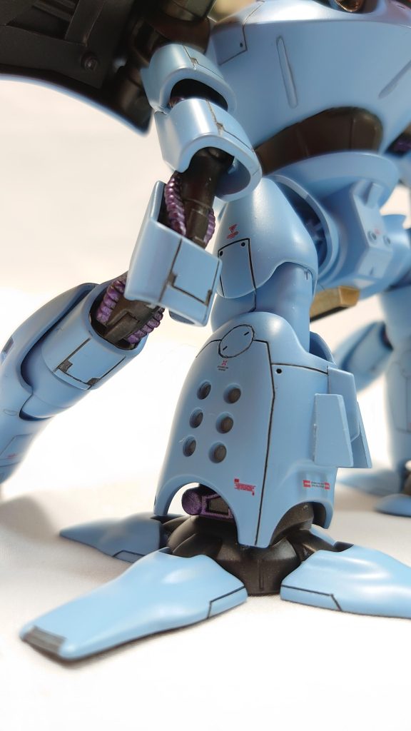 パイプは水性メタリックのブルーとレッドを合わせたもの。ふくらはぎに元々1枚のフィン？の両側に2枚追加。