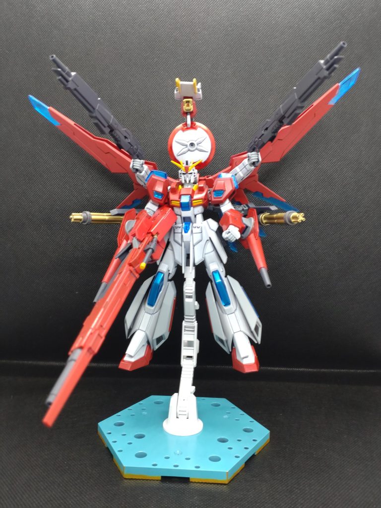 悪堕ちした味方機のコンセプトで作成しました。クリアパーツを可能な限りシルバーで塗装しました。