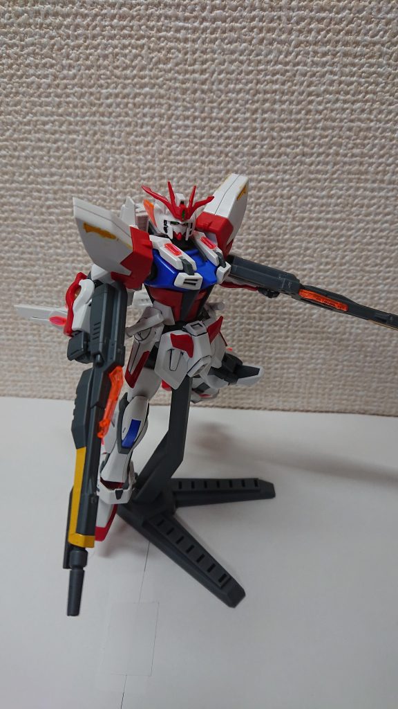 主な武装はダブルバスターライフルネオとビームサーベル、バックパックに装備しているチェスティツアレール砲がある。