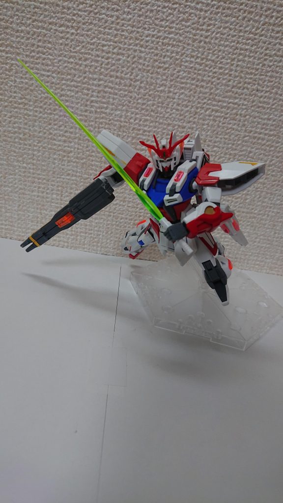 ビーム・サーベルは緑色の光が刃となる。高速移動をし、相手を切り裂く戦法を得意とする。