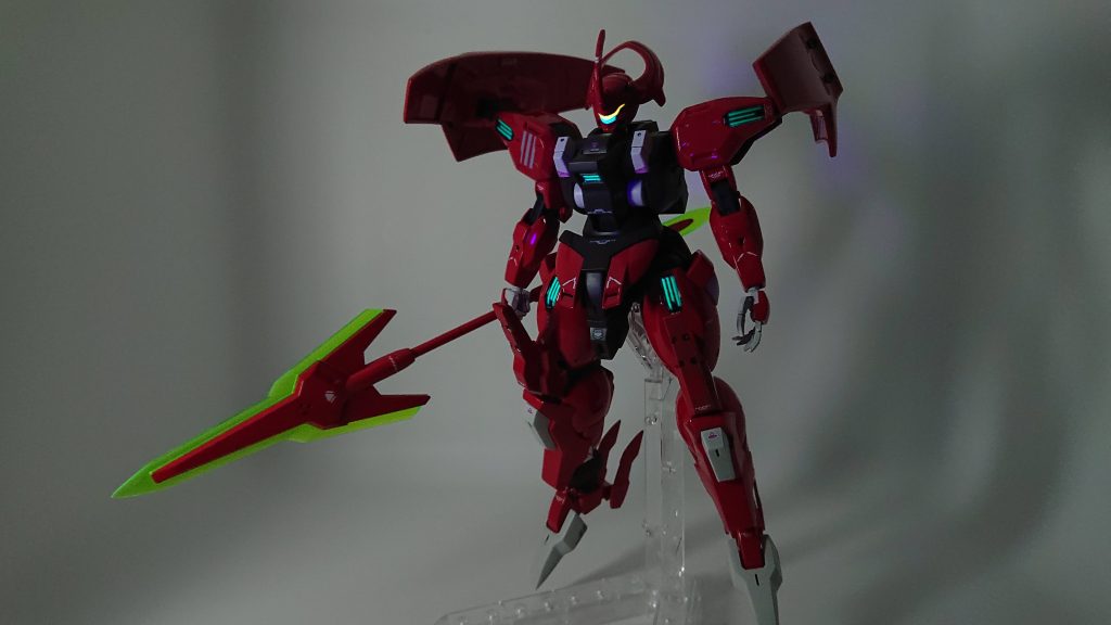 頭部メインカメラとシェルユニットは蛍光塗装で塗装してあるのでブラックライトによる発光表現ができます。