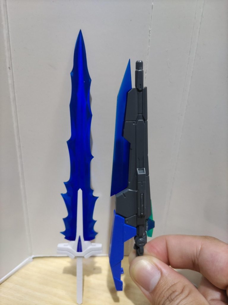 バックパック中央にある剣はパーツ差し替えでビームソードに出来ます。GNソードⅡブラスターの銃身下のクリアパーツは他のプラモデルから刃先の透明クリアパーツを加工して取替ました。