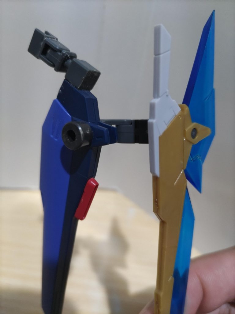 内側にはアメイジングストライクフリーダムのドラグーンを付けて、ジョイントアームでその上から凹みにはめています。