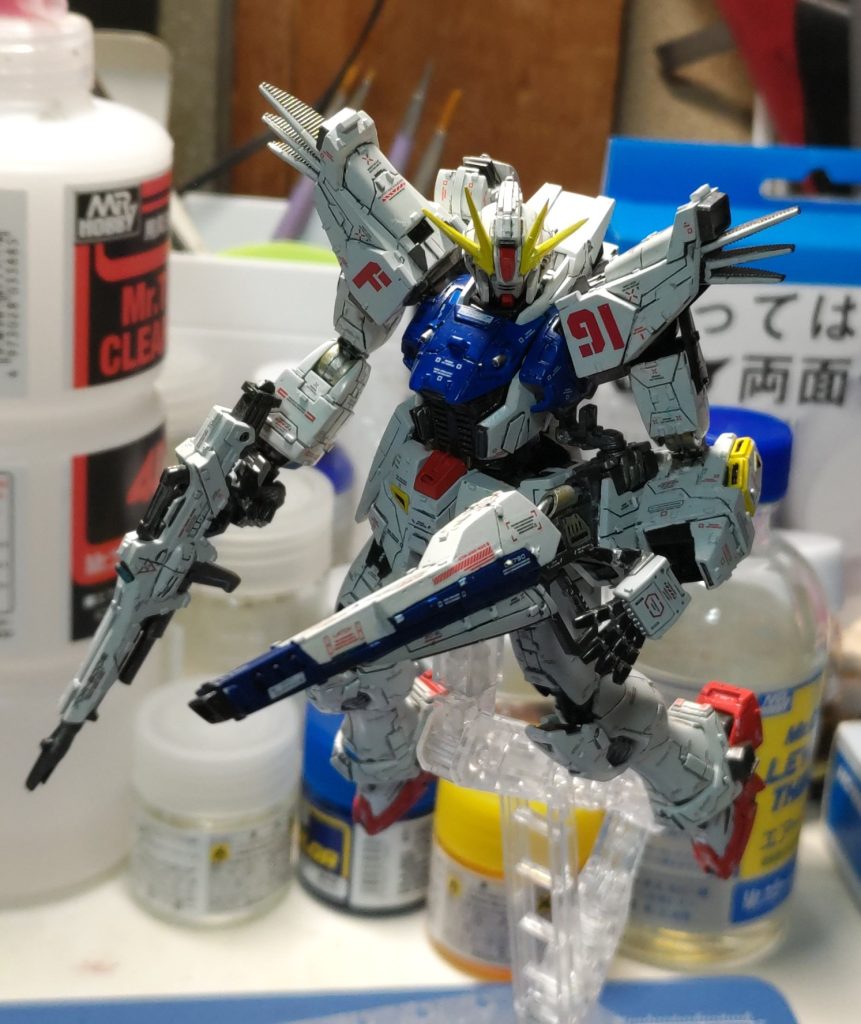 別角度です。本当はメインカメラ、デュアルカメラ、後は後ろにあるカメラは全てクリアーパーツで作り直しておりますが、ほとんど見えません。自分的には最高の出来でしたが、チラ見えさえしない。