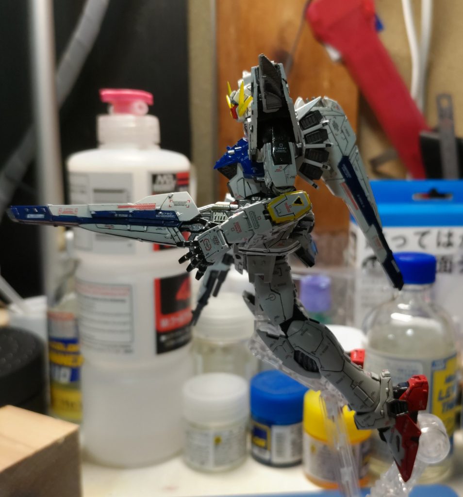 左ショット。デカールは貼り過ぎました。まあ、満足はしておりますが、情報過多の気もしてきました。次回はもう少し減らして作成を出来ればなと思います。ヴェスバーの内部フレームにある動力パイプはこちら側だけ見せるようにしてあるので、作り直しております。もっと見えるとは思いましたが、全然ですね。