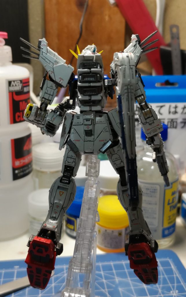 バックショット。F91特有のバックパック部のスラスター。元の形状はすべて削り落として、市販パーツでディテールアップ。