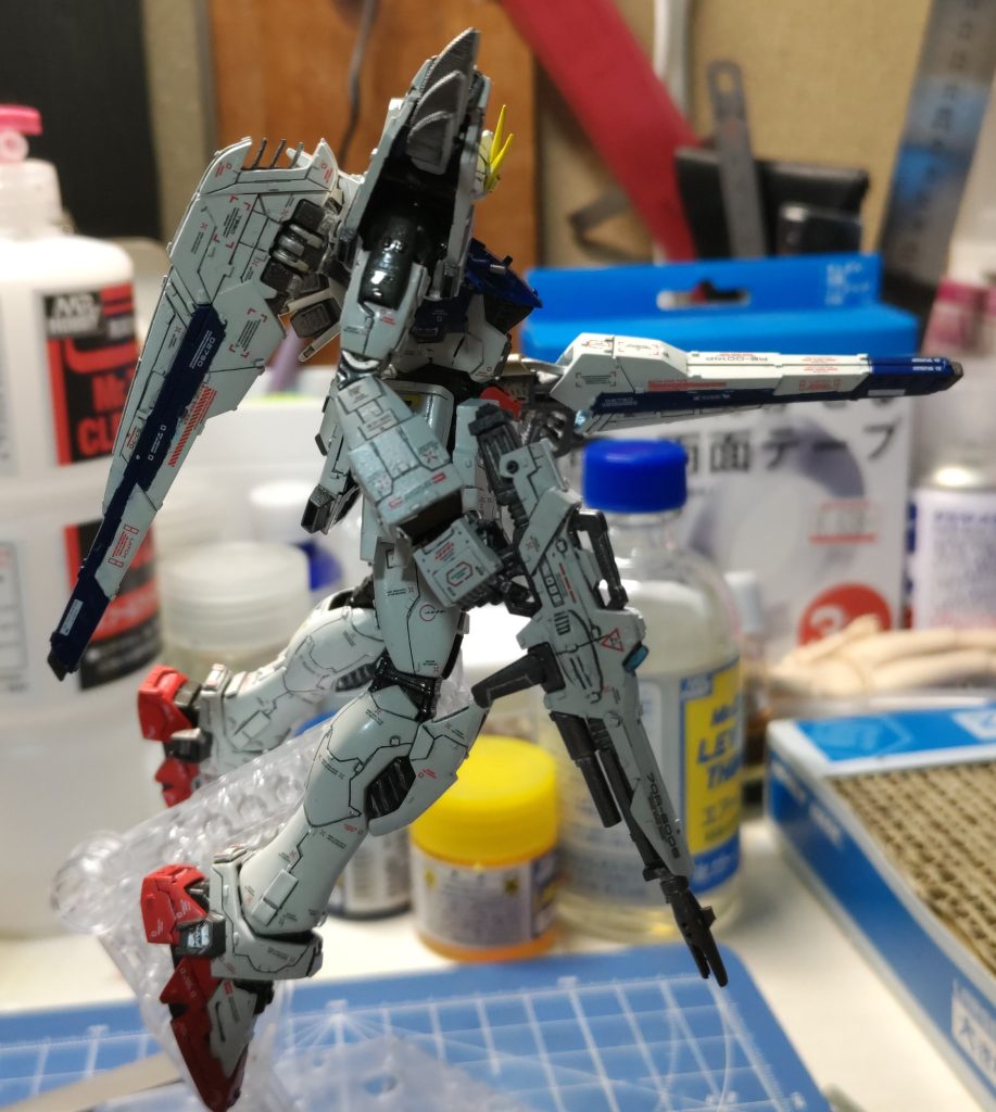 右側。ビームライフルの一部は切り飛ばして作り直していますが、形状の変更は特にしておりません。形はそのままに格好良くなるように(自分目線です)プラバンで装甲板を足してみたり、スジ彫りを追加しみたりしました。